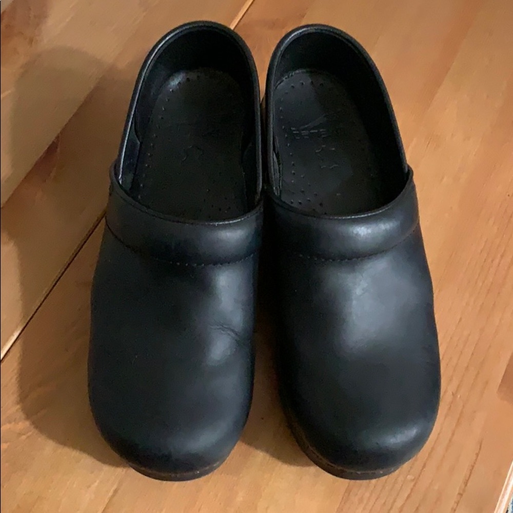 Black leather Dansko cabrio clogs. Pre loved.